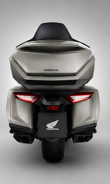 Honda Goldwing grise d'Easy One Two Wheels : De dos